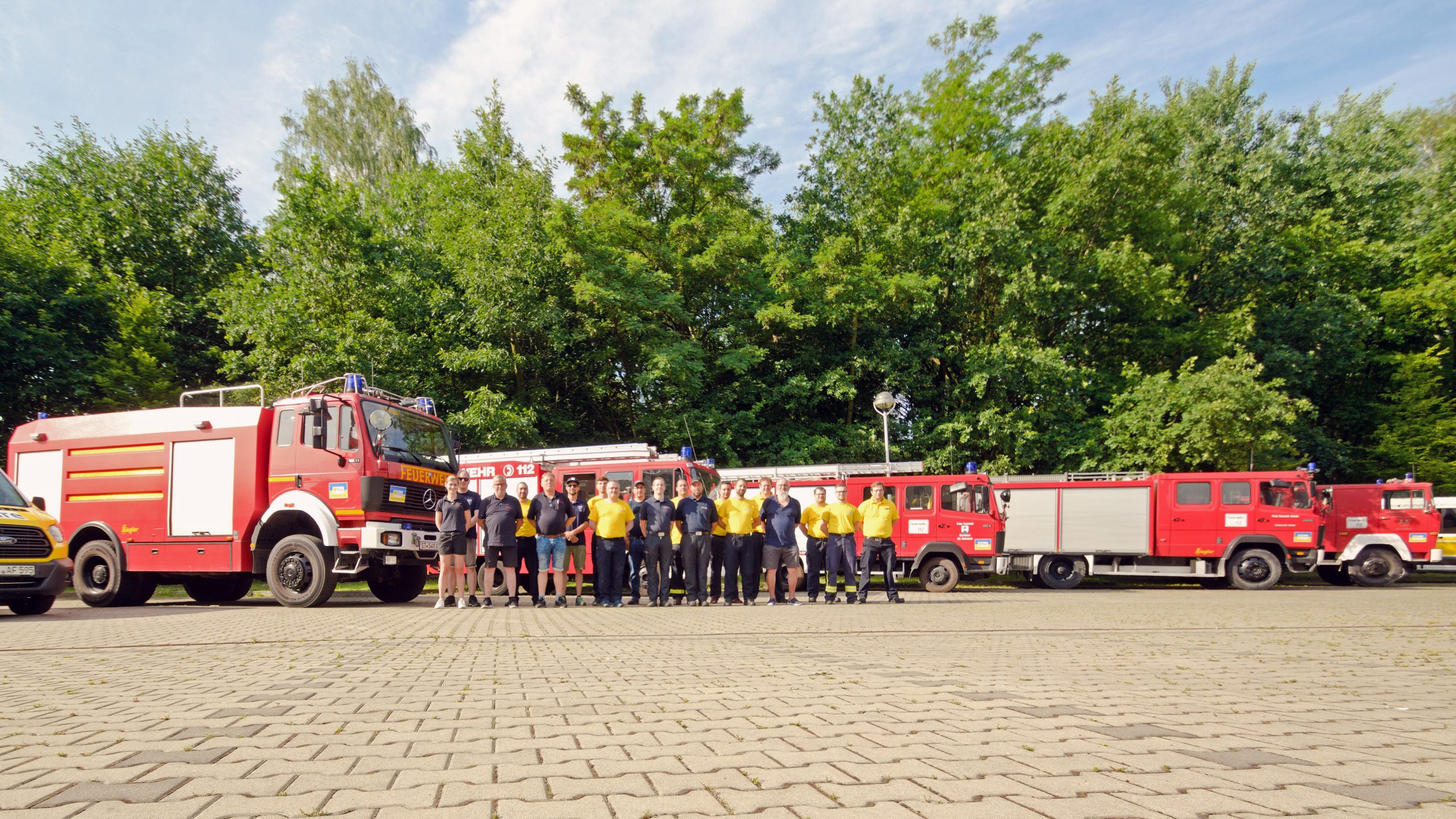 Gespen­dete Feuer­wehr­fahr­zeuge an ukrai­ni­sche Feuer­wehr­kräfte übergeben